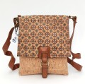 Torebka-korkowa-listonoszka-damska-wegańska-z-korka-z-klapą-crossbody-ekologiczna-less-waste-cork-ekomoda-praktyczna-pojemna-wzór-ornament-kolor-beżowy-SbagNatural.pl
