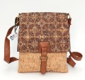 Torebka-korkowa-listonoszka-damska-wegańska-z-korka-z-klapą-crossbody-ekologiczna-less-waste-cork-ekomoda-praktyczna-pojemna-wzór-azulej2-kolor-beżowy-SbagNatural.pl
