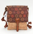 Torebka-korkowa-listonoszka-damska-wegańska-z-korka-z-klapą-crossbody-ekologiczna-less-waste-cork-ekomoda-praktyczna-pojemna-wzór-mandala-kolor-beżowy-SbagNatural.pl