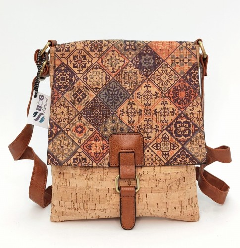 Torebka-korkowa-listonoszka-damska-wegańska-z-korka-z-klapą-crossbody-ekologiczna-less-waste-cork-ekomoda-praktyczna-pojemna-wzór-azulejo1-kolor-beżowy-SbagNatural.pl