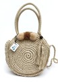 Torebka-koszyk-pleciona-boho-z-pomponami-okrągła-do-ręki-na-ramię-z chwostem-listonoszka-letnia-boho-wegańska-pojemna-na-lato-na-plażę-na-wakacje-kolor-jasny-beżowy-SBagNatural.pl