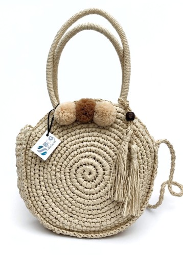 Torebka-koszyk-pleciona-boho-z-pomponami-okrągła-do-ręki-na-ramię-z chwostem-listonoszka-letnia-boho-wegańska-pojemna-na-lato-na-plażę-na-wakacje-kolor-jasny-beżowy-SBagNatural.pl