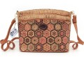 Torebka-damska-korkowa-listonoszka-trzykomorowa-z-korka-lekka-pojemna-praktyczna-wegańska-ekologiczna-ekostyl-ekomoda-trzy-komory-crossbody-wzór-mandala-SBagNatural.pl