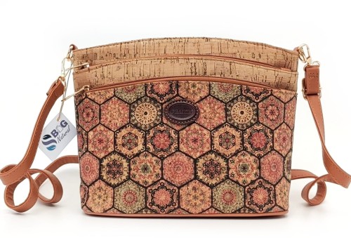 Torebka-damska-korkowa-listonoszka-trzykomorowa-z-korka-lekka-pojemna-praktyczna-wegańska-ekologiczna-ekostyl-ekomoda-trzy-komory-crossbody-wzór-mandala-SBagNatural.pl