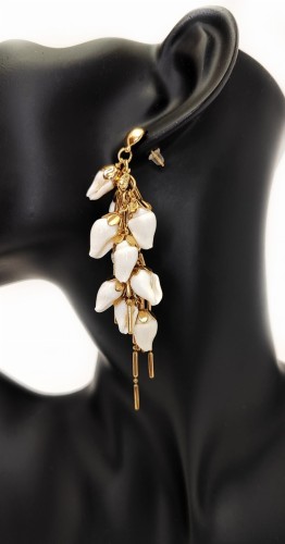 wiszące-kolczyki-boho-chic-długie-muszelki-kauri-eleganckie-na lato-wesele-sealife-wakacyjne-muszelkowe-letnie-biżuteria-wegańska-kolor-ecru-złoty-SBagNatural.pl