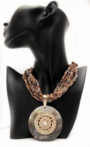 naszyjnik-muszelkowy-kolia-boho-masa-perłowa-letni-wakacyjny-plażowy-elegancki-biżuteria-wegańska-wisior-glamour-z muszelek-Kolor-Brązowy-złoty-SBagNatural.pl