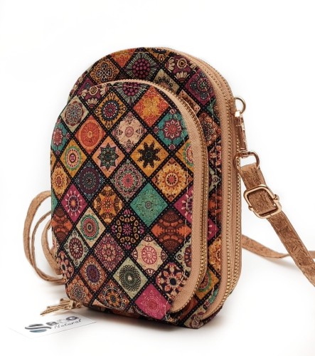 Torebka-korkowa-na telefon-rowerówka-listonoszka-z korka-wzorki-praktyczna-lekka-na dokumenty-wegańska-eko-trzykomorowa-damska-SBagNatural.pl-wzór-mini-mandala-azulejo