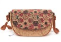 Torebka-damska-korkowa-listonoszka-z korka-średnia-pojemna-lekka-wegańska-eko-crueltyfree-na ramię-praktyczna-elegancka-z-klapą-wzór-heksagon